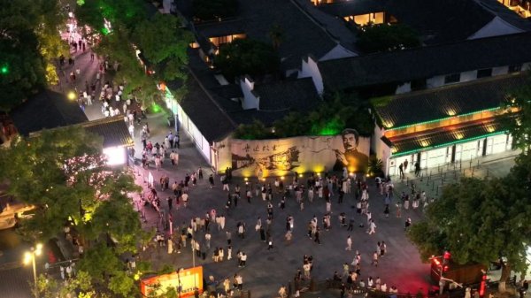 锦富优配 鲁迅纪念馆负责人：“先生抽烟是事实存在的，也是他生活中的一部分，为什么要去改变它呢？”